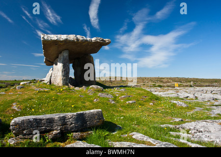 Berühmte Poulnabrone Dolmen in Buren, Co. Clare Stockfoto