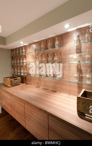 Künstlerische Sammler Anzeige der Coca Cola-Flaschen in einem Luxus-Wohn-Keller. Stockfoto