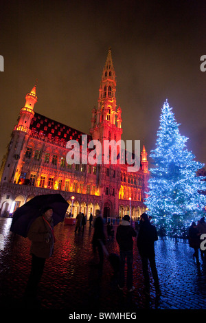 Die Grand Place in Brüssel in festliche Lichter für Weihnachten dekoriert Stockfoto