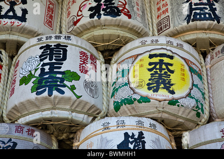 Sake-Fässer Matsuo Schrein - ist der älteste Schrein in Kyoto und die Gottheit angebetet hier Brauen Willen Gottes Stockfoto