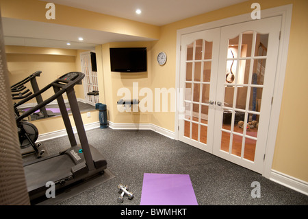 Keller Fitnessraum mit Fitnessgeräten in einem Residential Home