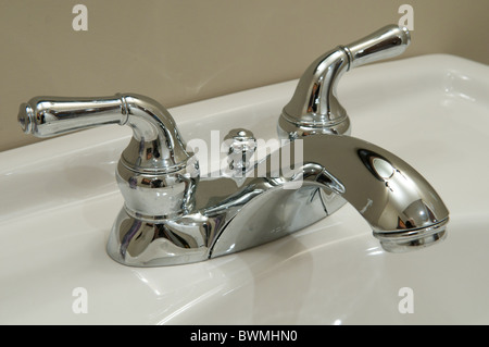 Metallisches Chrom Porzellan Waschbecken Wasserhahn. Stockfoto