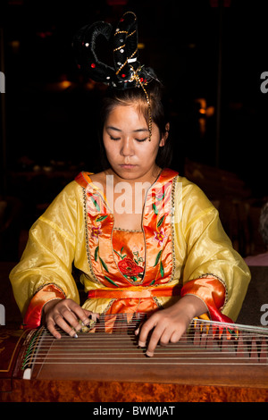 Chinesische Frau spielt ein stringed Musikinstrument, Xi ' an, China Stockfoto