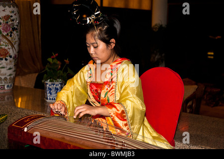 Chinesische Frau spielt ein stringed Musikinstrument, Xi ' an, China Stockfoto
