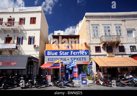 Blue Star Ferries Büro befindet sich im Hafen von Ermoupolis, auf den griechischen Kykladen Insel Syros. Stockfoto