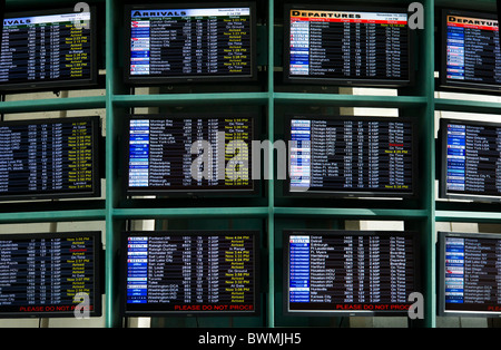 Ankünfte und Abflüge Bretter am internationalen Flughafen von Orlando, Florida, USA Stockfoto