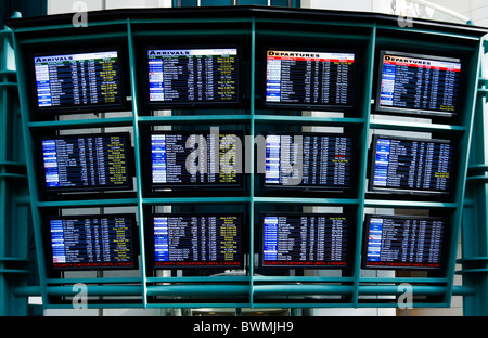 Ankünfte und Abflüge Bretter am internationalen Flughafen von Orlando, Florida, USA Stockfoto