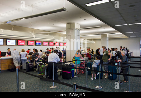 Virgin Atlantic Airways Check-in Schalter am Flughafen Orlando, Florida, USA Stockfoto