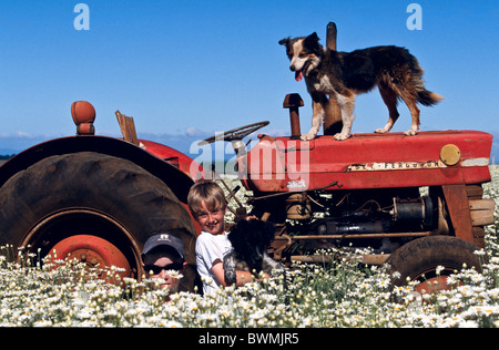 Land-Kinder und ihr Hund, Australien Stockfoto