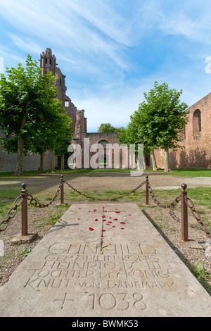 GRAB VON KÖNIGIN GUNHILD, KLOSTER LIMBURG, KLOSTER RUINE, PFALZ, RHEINLAND-PFALZ, DEUTSCHLAND Stockfoto