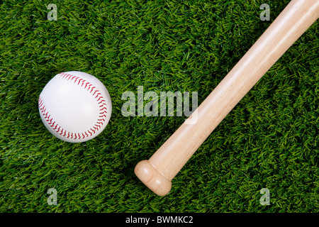 Foto einer Baseball und Wodden Fledermaus auf Rasen Stockfoto