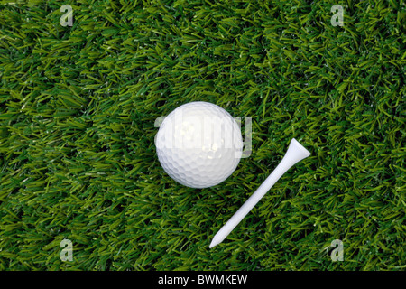 Ein Foto von einem Golfball und hölzernen Abschlag auf dem Rasen Stockfoto