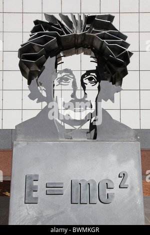 Questacon Einstein Skulptur E = mc2 Gleichung, Canberra, ACT, Australia Stockfoto