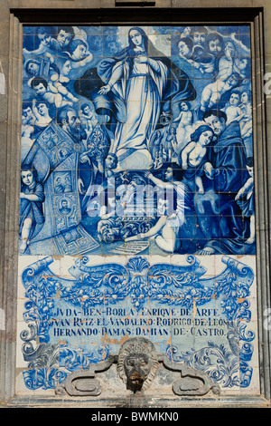 Ein Azulejo Keramik Handarbeit Darstellung der Jungfrau Maria mit Engeln an der Wand der Kirche San Francisco, Córdoba, Spanien. Stockfoto