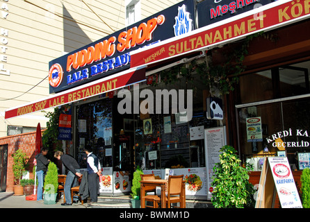 ISTANBUL, TÜRKEI. Der Pudding Shop Restaurant Divan Yolu in Sultanahmet-Viertel. 2010. Stockfoto