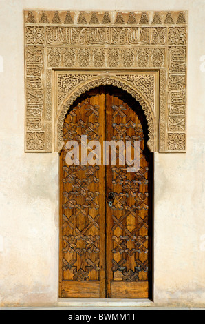 Prunkvollen Palast Tür in den Patio de Los Mapuches Bereich der Alhambra, ein 14. Jahrhundert Palast in Granada, Andalusien, Spanien. Stockfoto