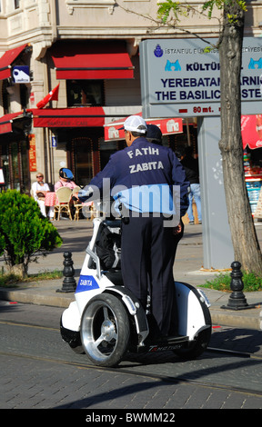 ISTANBUL, TÜRKEI. Ein Polizist auf einem T3 Motion ESV patrouillieren Divan Yolu in Sultanahmet-Viertel. Herbst 2010. Stockfoto