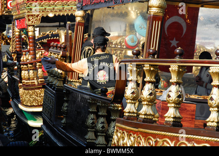 ISTANBUL, TÜRKEI. Schwimmende Stände verkaufen heiße Balik Ekmek (Fischbrötchen) am Goldenen Horn in Eminönü. Herbst 2010. Stockfoto