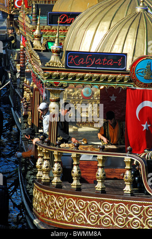 ISTANBUL, TÜRKEI. Schwimmende Stände verkaufen heiße Balik Ekmek (Fischbrötchen) am Goldenen Horn in Eminönü. Herbst 2010. Stockfoto