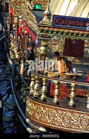 ISTANBUL, TÜRKEI. Schwimmende Stände verkaufen heiße Balik Ekmek (Fischbrötchen) am Goldenen Horn in Eminönü. Herbst 2010. Stockfoto