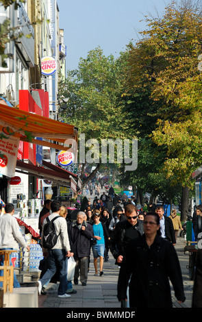 ISTANBUL, TÜRKEI. A Straßenszene in Besiktas. Herbst 2010. Stockfoto