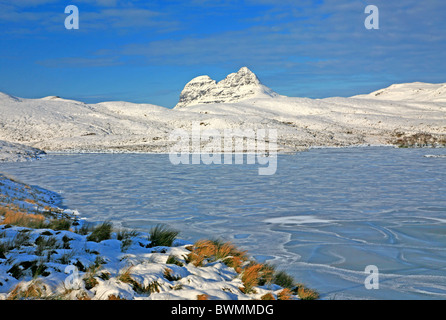 UK Schottland Sutherland Highland Mountain von Suilven und ruhige Loch im Winter von in der Nähe des Dorfes Elphin Stockfoto