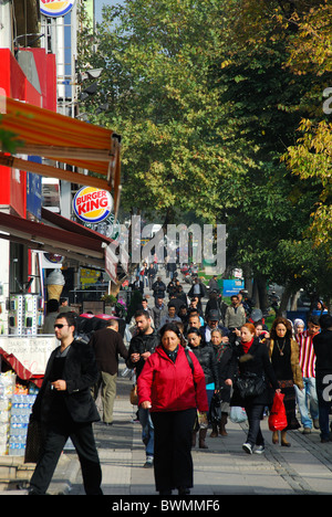 ISTANBUL, TÜRKEI. A Straßenszene in Besiktas. Herbst 2010. Stockfoto