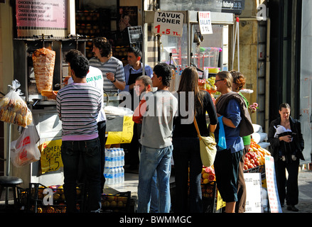 ISTANBUL, TÜRKEI. Junge Menschen Schlange für die Spieße in der Galata Viertel Beyoglu. Herbst 2010. Stockfoto