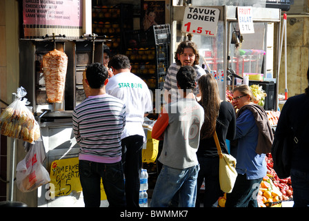 ISTANBUL, TÜRKEI. Junge Menschen Schlange für die Spieße in der Galata Viertel Beyoglu. Herbst 2010. Stockfoto