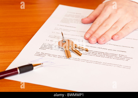 Schlüsselübergabe nach Vertragsunterzeichnung des Hausverkaufs. Stockfoto