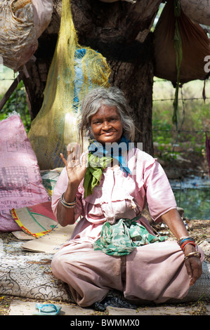 Alte indische obdachlose Frau. Andhra Pradesh, Indien Stockfoto