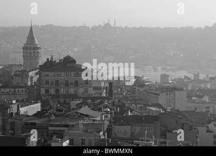 ISTANBUL, TÜRKEI. Nebligen Winter Blick auf dem Galata und Pera Bezirk Beyoglu, das Goldene Horn & Basarviertel. 2010. Stockfoto