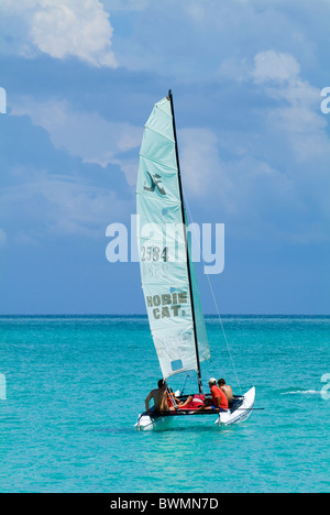 Familie gehen für eine Fahrt in einem Segelboot in den blauen Gewässern des Cayo Santa Maria, Kuba. Stockfoto