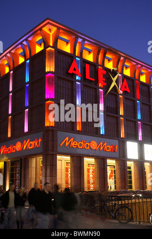 Blick auf das Einkaufszentrum Alexa bei Nacht, Berlin, Deutschland Stockfoto