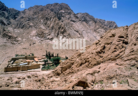 Felsige Klippen rund um die Gebäude der St. Katharinen-Kloster ein UNESCO-Weltkulturerbe, Mount Sinai, Ägypten. Stockfoto