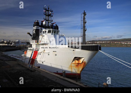 Die Küstenwache Anglian Monarch am Folkestone Harbour zerren. Stockfoto