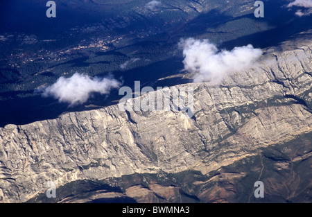 Sonnenaufgang über Montagne Sainte-Victoire, einem Kalkstein Bergrücken in der Provence, Frankreich. Stockfoto