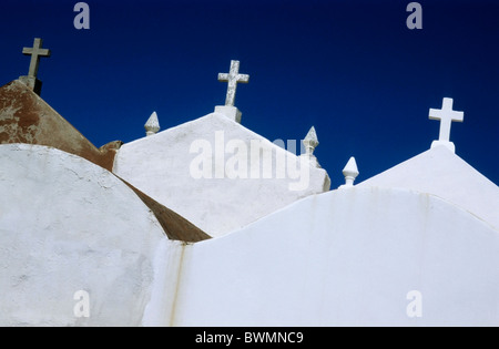 Weiße Grabsteine auf dem Marine-Friedhof in Bonifacio, Korsika, Frankreich. Stockfoto