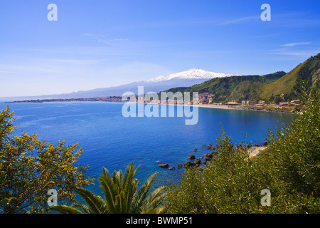 Vulkan Ätna in Sizilien, Italien von Taormina gesehen. Blaues Meer im Vordergrund. Stockfoto