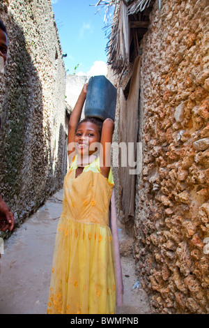 Junges Mädchen, Pate Stadt, Insel Pate in der Nähe von Insel Lamu, Kenia Stockfoto