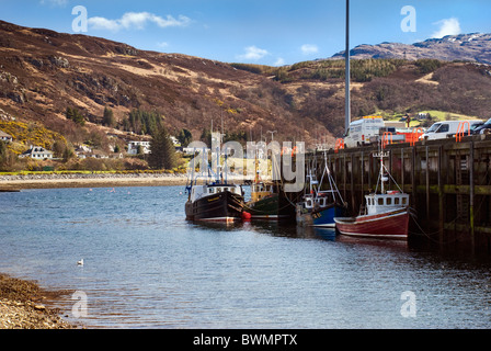 Angeln Boote und Trawler im Hafen von Ullapool auf Loch Broom an schönen sonnigen Tag im Frühling Stockfoto