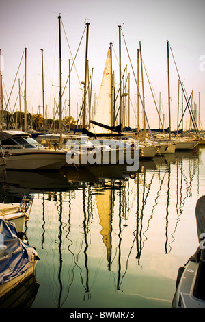 Segelyacht im Hafen und Reflexion ein gelbes Segel Stockfoto