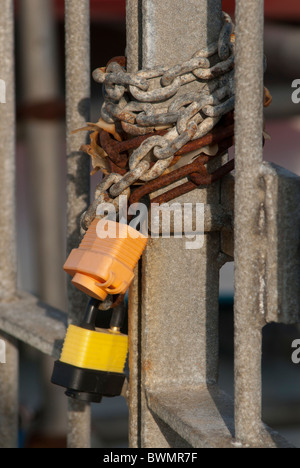 Doppelte Sicherheit Vorhängeschloss Metalltor mit Rusty Ketten Stockfoto
