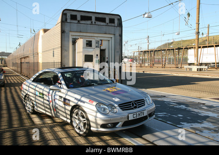 Mercedes in Folkestone Eurotunnel Zug einsteigen Stockfoto