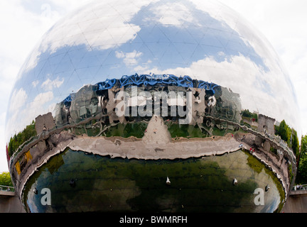 Reflexion in Silber La Geode, Cité des Sciences et de l ' Industrie, Paris Stockfoto