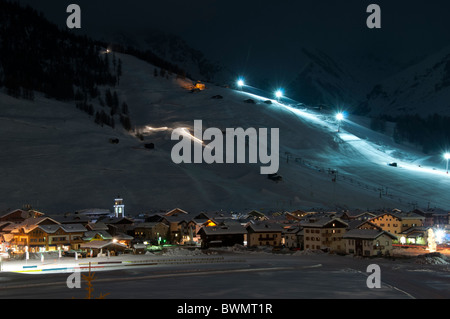 Ski-Dorf in der Nacht mit Hang Lichter, Langlaufloipe, Gebäude, Eis-Denkmal - Schuss in Livigno, Italienische Alpen Stockfoto