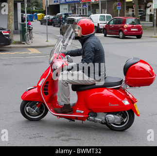 rote Vespa Fahrer Helm street scooter Stockfoto