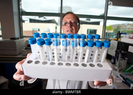 Professor David Prichard wissenschaftliche Probe "Kapseln" enthaltenden Parasiten Hookworm University of Nottingham. Foto: Jeff Gilbert Stockfoto