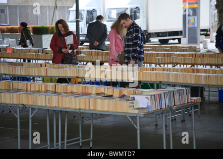 Gebrauchtes Buch Stände unter Waterloo Bridge in London Stockfoto