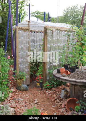 Gewächshaus, hergestellt aus Kunststoff-Flaschen in den Orten Änderung Garten auf der Chelsea Flower show 2010 Stockfoto